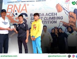 Alaidin Abu Abbas Beri Hadiah ke Atlet Panjat Tebing Aceh Tengah